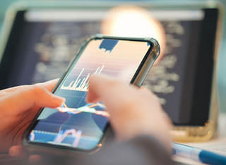 Belegger controleert transparant opname- en geldtransferproces